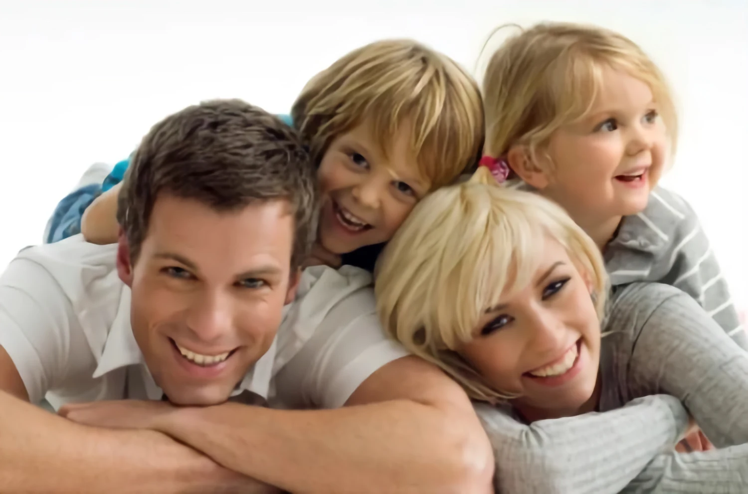 Birlikte gülümseyen aile